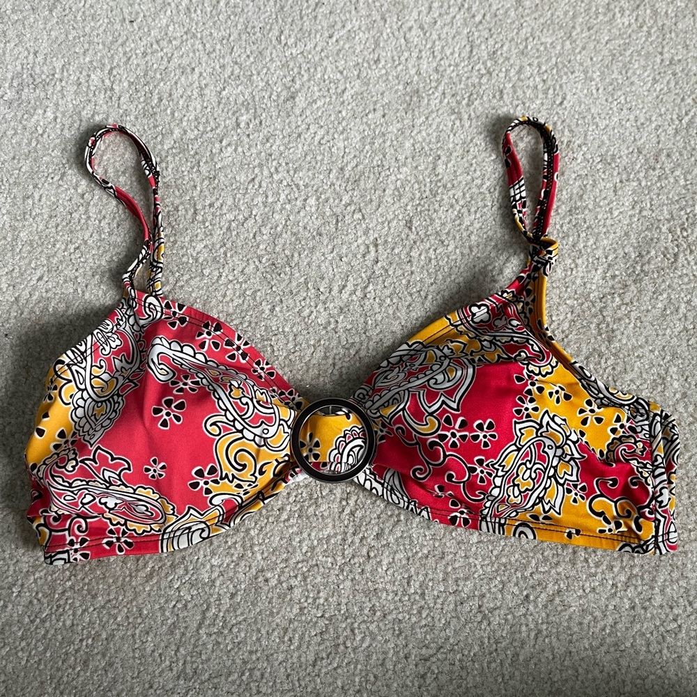 Paisley pattern bikini top with circle metal detail